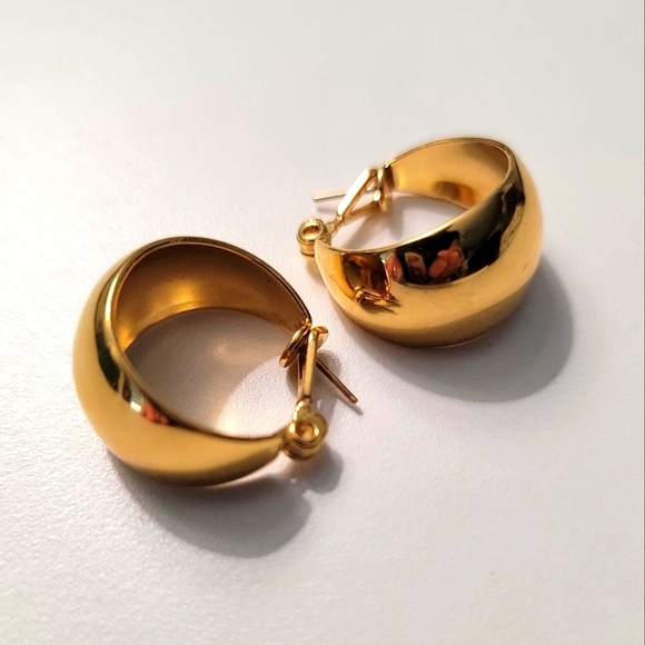 Jewelry - Vintage Gold hoop earrings